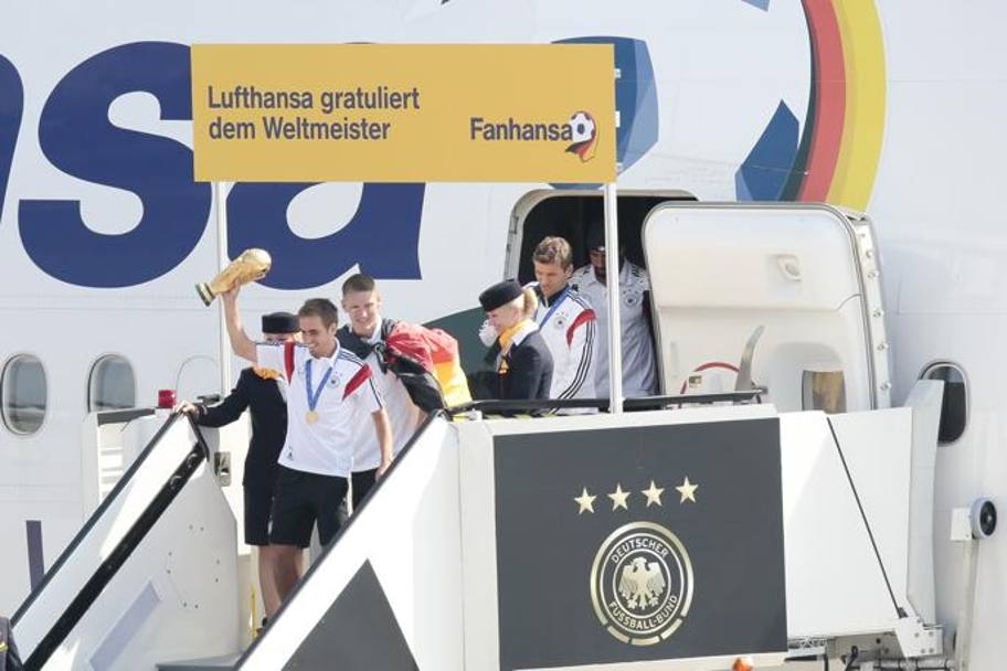 Dietro di lui,  apparso Bastian Schweinsteiger, avvolto in una bandiera tedesca. Il centrocampista sfoggia una benda sotto l&#39;occhio destro, risultato della ferita riportata nel corso della partita contro l&#39;Albiceleste. Ap